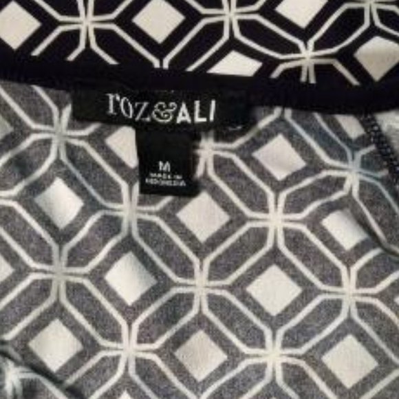 Roz & Ali Black & White Short Sleeve Blouse - Picture 6 of 6